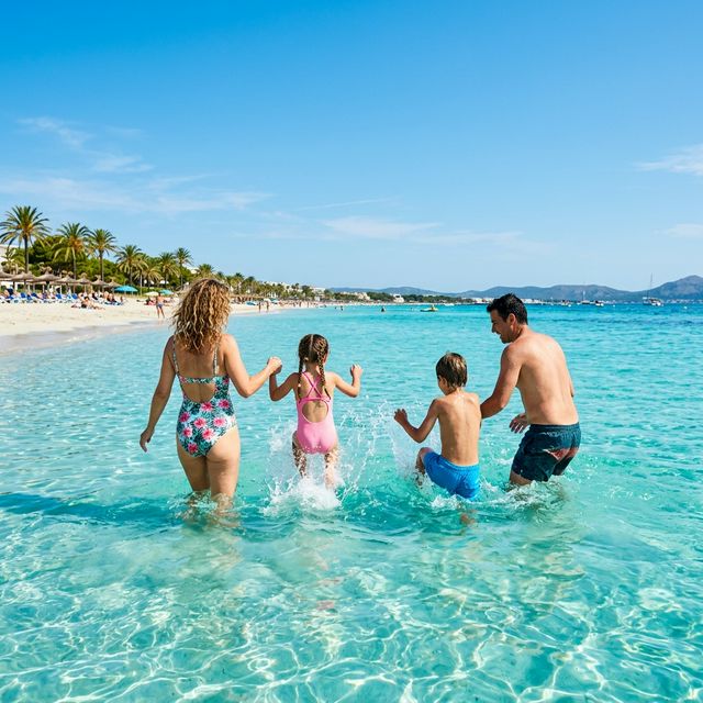Familie am Strand Mallorca Sommer