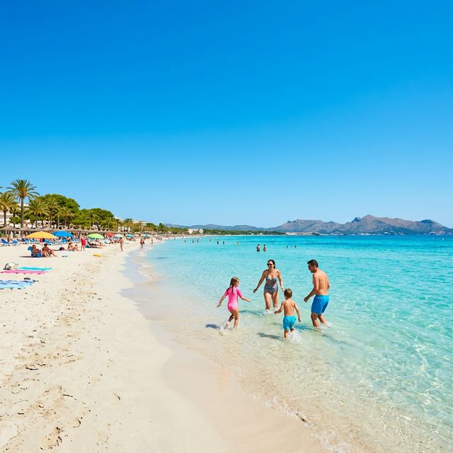Familie am Strand Mallorca Sommer